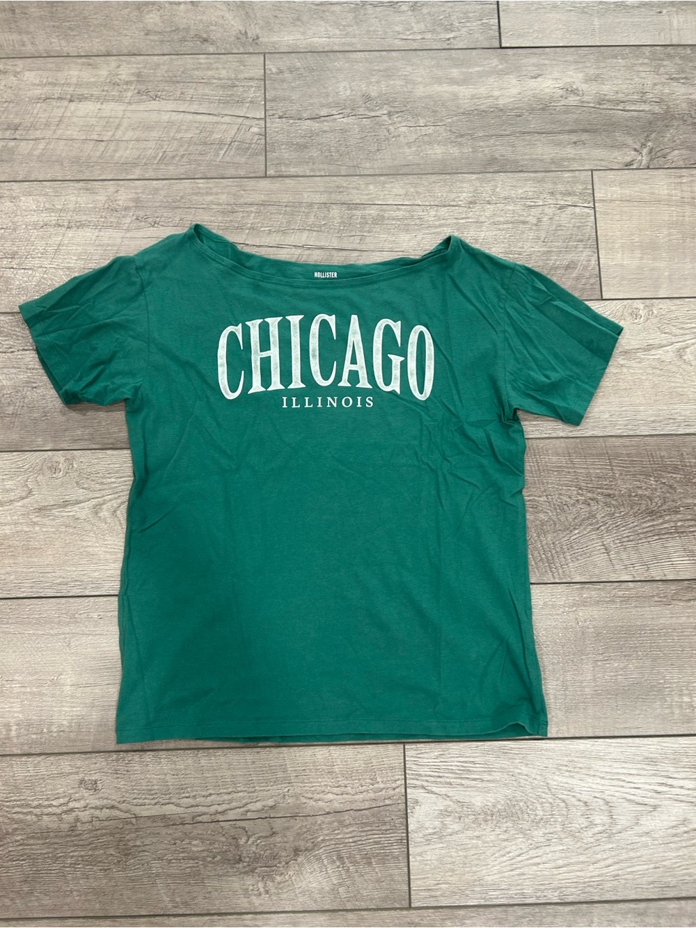 Hollister Green "Chicago Illinois" On/Off Shoulder Graphic Tee